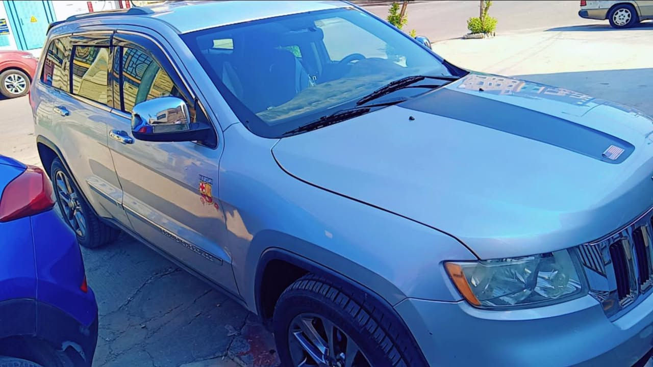 السلام عليكم 
لاريدو 2011 وارد امريكي رقم سليمانية مكينة 6 سلندر داخلة كلين بس بالعراق بيهة صبغ قطعتين ونص چاملغ وباب السايق ونص البنيد ومبدل چاملغ يمنة بلادي بدون صبغ السيارة بدون دواخل وبدون ايرباگ ايرباگاتهة كلهة سليمة بيهة تقرير من امريكا مابيهة صور ضرر ويل 20 حساس كاميرا شاشة تاب اني شادهة بصمة ابواب وتشغيل وترحيب بالابواب الامامية كشن السايق كهرباء سيارة جاهزة گير محرك تدفئة تبريد صدر تخم تاير فيتبم ومساعد كلهة جاهزة  ماشية 140 الف ميل  السيارة بأسم كردي تريد وكالة تريد تحويل ماكو مشكلة السعر المطلوب 145 ورقة  للبيع  او مراوس بدورنگو او سورنتو المهم 7 راكب قريب على سعرهة وانطي فرق 
السيارة بصلاح الدين ..دور قاعدة بلد الجوية 
للاستفسار *********** او ***********
