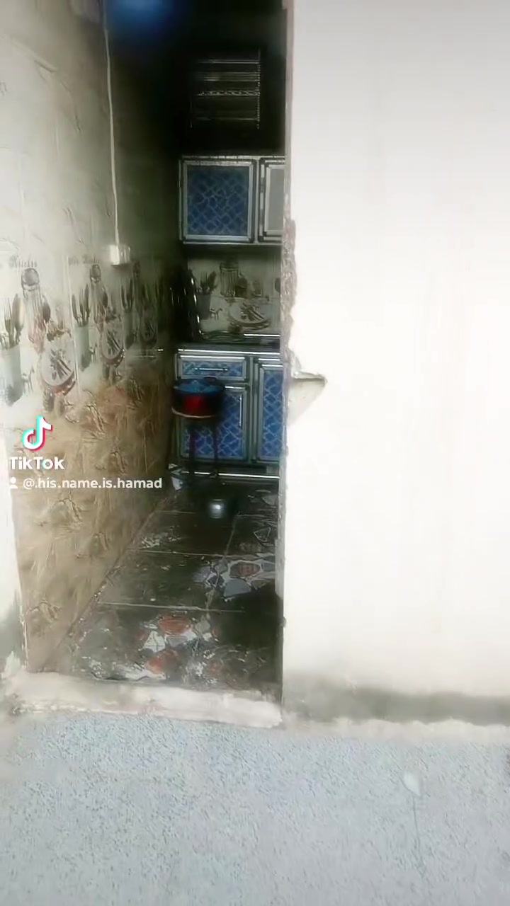 بيت حواسم للبيع مكانه حي الحسين الجديد قرب مدرسه ثوره العشرين السعر 12وبي مجال البيت عكاده كله الموشراي لايتعبني ***********‬‏وتساب
