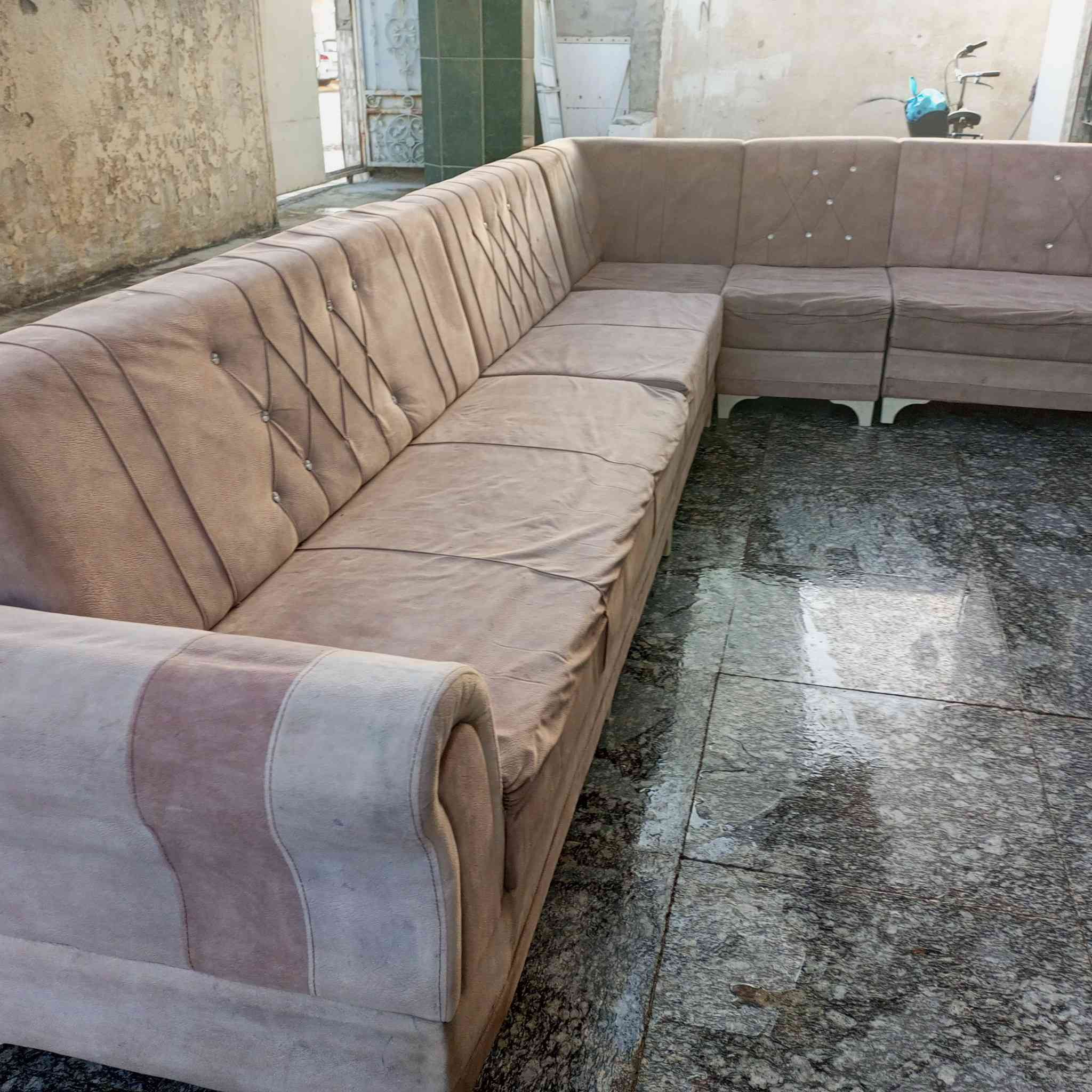 ديوان مستعمل ١٠ مقاعد السعر ٧٥ ألف بابل الحمزه الغربي حي الدولار قرب عماره دكتور ناجي أتصال ***********
