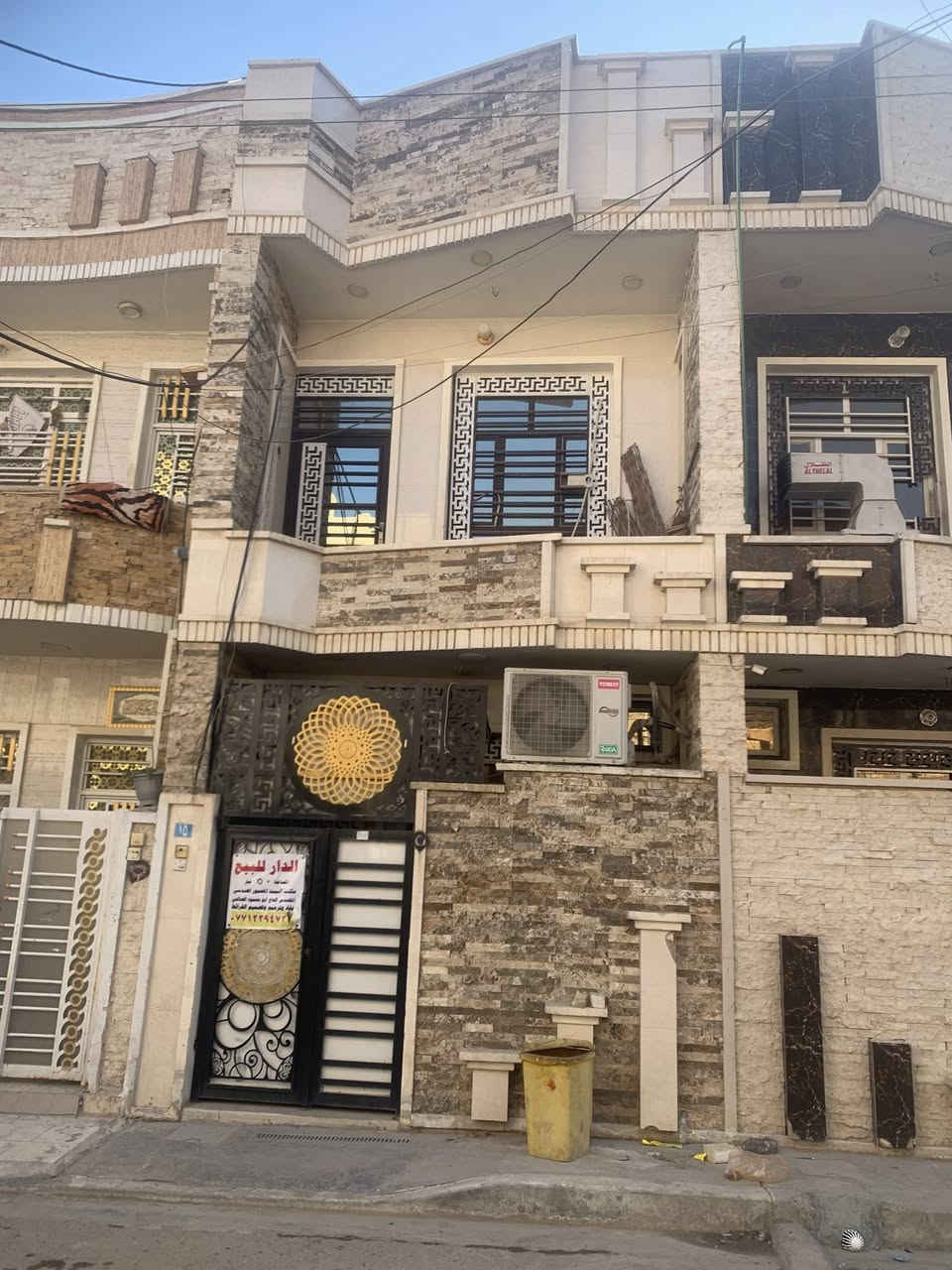 السلام عليكم 
مشتمل للبيع المساحه 53 متر  يحتوي على استقبال وصاله في الطابق الاول وغرف عدد اثنين في الطابق الثاني العنوان حي البساتين شارع احمد الوائلي قرب مطعم فلافل علي دبل 
ملاحظه المشتمل فارغ حاليا  السعر 105 
للاتصال ***********
