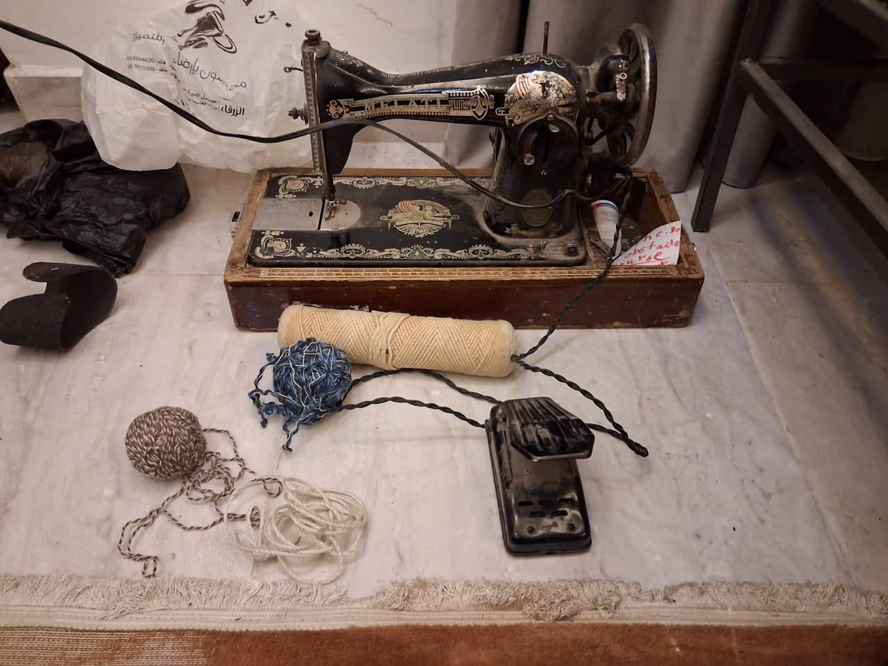 ✨ ماكينة خياطة قديمة أصلية – سنجر (Singer) ✨
ماكينة خياطة كلاسيكية عتيقة من شركة سنجر العالمية، تصميم معدني قوي بلون أسود مع زخارف ذهبية فخمة تعطيها طابع تراثي مميز.
🔹 تعمل على موتور كهرباء مع دواسة قدم
🔹 بحالة جيدة وتعمل بشكل ممتاز
🔹 مناسبة للخياطة المنزلية والأقمشة المتوسطة
🔹 مصنوعة من حديد ثقيل عالي الجودة (تحمل عالي)
🔹 الموديل من الفئة الكلاسيكية (قريبة من موديل 15 الشهير)
🔹 يعود تصنيع هذا النوع تقريبًا للفترة بين 1920 – 1950
🔹 هذا الموديل يعتبر من أكثر ماكينات سنجر انتشارًا وقوة واستمر إنتاجه لأكثر من 100 سنة �
singersewinginfo.co.uk +1
📦 المرفقات:
✔ إبر الماكينة الأصلية داخل العلبة
✔ خيوط كما هو ظاهر بالصورة + خيوط إضافية
💡 مناسبة للاستخدام أو للديكور (قطعة تراثية مميزة)
💰 السعر: مناسب جدًا


**إذا كنت صاحب هذا الإعلان وتريد حذفه لأي سبب، رجاءا أرسل رسالة إلى الدعم الفني**