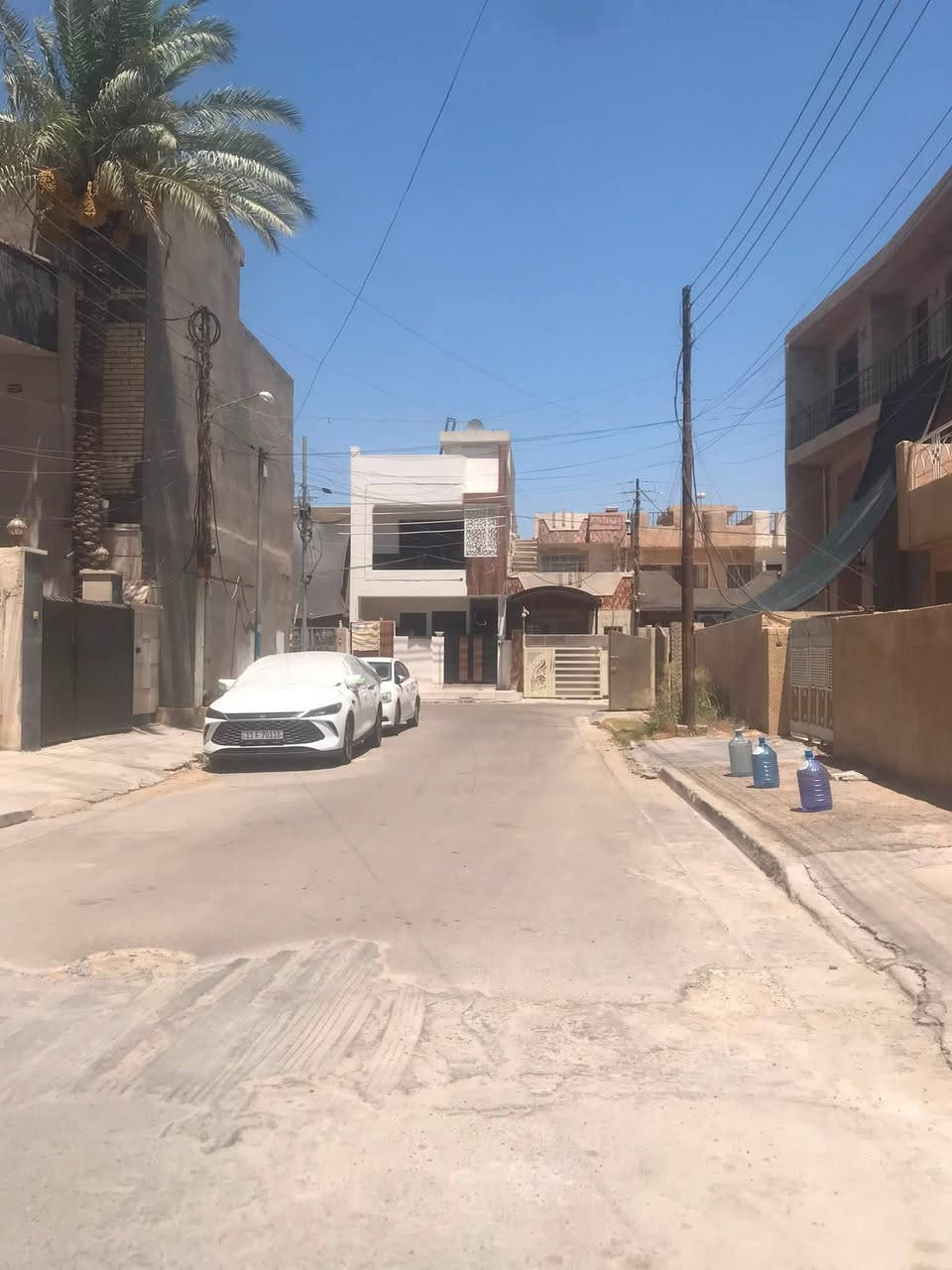 السلام عليكم بيت للبيع العنوان حي الجهاد الخارجية بظهر ابو يونان رابع فرع فرصه للاستثمار البيت شقتين درج خارجي الشقه الوحده تتئجر ٧٥٠ الف يحتاج بعد تكمله بناء الشقه الجوه شبه كامله الفوك يحتاج تكمله للاستفسار الاتصال على صاحب الدار *********** ابو كميل
