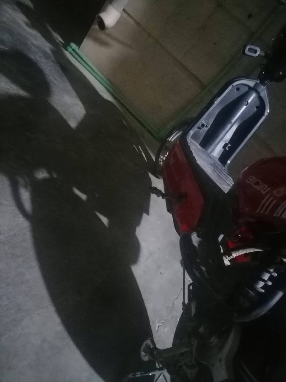 دراجه حجم 14 شحن اربعه باتري بطاريات يقرن 7÷10 مابيهن نفخ الدراجه بس اشاره مكسوره وموجوده لايت ابيض زنون عالي لايت سكن ازرق شاشه مضلله الدراجه لون احمر السعر 125 وبيها مجال هواي للطيبين  رقم ***********متواجد على الفيس وعلى الواتساب
