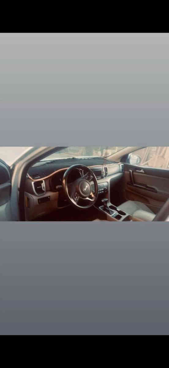 السلام عليكم كيه سبورتج موديل 2017 وارد امريكي الحادث مال السياره موجود بالصوره جهة اليمين ع الباب بس ما مبدل محركها 2400 السعر 165 رقم الموبايل ***********
