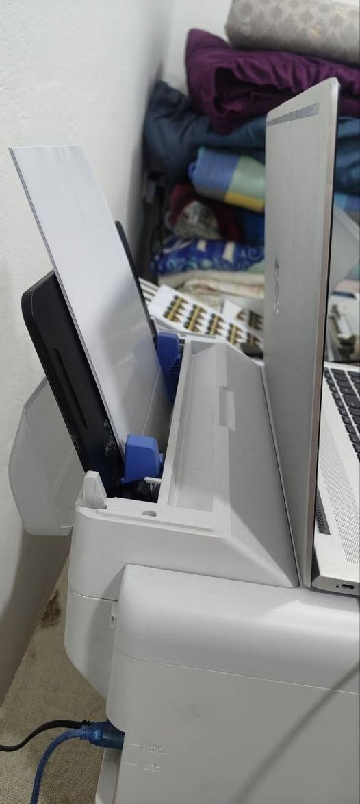 سلام عليكم طابعة ستيكرات للبيع وعملها بالفيديو
Epson WorkForce Pro WF-C5390

طابعه غنيه التعريف ومواصفاتها راقيه

 Epson WorkForce Pro WF-C5390
 

أبرز مميزاتها: 
حجم الورق: A4
تقنية الطباعة: تعتمد على تقنية PrecisionCore Heat-Free، الي  استهلاكها منخفض للطاقة ولا تحتاج تأخير  قبل بدء الطباعة تكدر بسرعه تشغلها وتبدي تطبع .
السرعة: تصل سرعة الطباعة إلى 34 صفحة في الدقيقة (وضع المسودة) أو 25 صفحة في الدقيقة (معيار ISO) للألوان والأسود. كما تبلغ سرعة خروج أول صفحة حوالي 4.8 ثانية للأسود و5.3 ثانية للألوان.
الطباعة المزدوجة: تدعم الطباعة التلقائية على الوجهين (Duplex) لتوفير الورق.
نظام الحبر: تستخدم نظام حزمة الحبر القابل للاستبدال (RIPS)، حيث يمكن لحزم الحبر طباعة ما يصل إلى 10,000 صفحة للأسود و5,000 صفحة للملون قبل تبديل الحبر.
سعة الورق: تحتوي على درج ورق قياسي بسعة 250 ورقة وفتحة تغذية خلفية بسعة 80 ورقة، وأمكانية إضافة أدراج اختيارية حسب ارادتك لحد السعة الإجمالية إلى 1,830 ورقة.
الاتصال: تدعم خيارات متعددة تشمل Wi-Fi، Wi-Fi Direct، Ethernet (Gigabit LAN)، وUSB 2.0، بالإضافه  الى الطباعة من الأجهزة المحمولة عبر Apple AirPrint وMopria.
الشاشة: مزودة بشاشة ملونة مقاس 2.4 بوصة (6.1 سم) لتسهيل الإعداد والتحكم. 
للاستفسار:  ***********

موجود واتساب ايضاً
