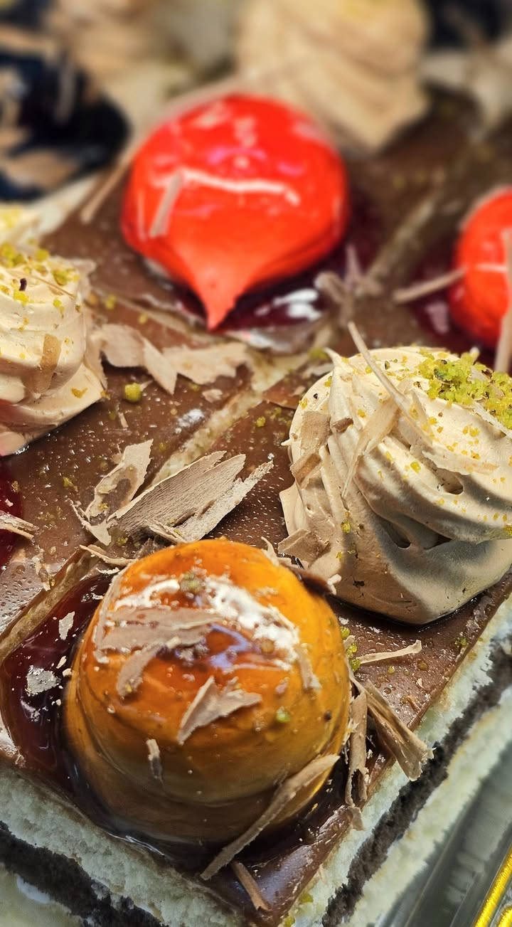 #حلويات #بتفور #كعك تتوفر خدمة توصيل داخل الحلة 
رقم واتساب الطلبات ***********
مول نون الحلة شارع 80 مجاور القبة الذهبية الاستدارة الحادة
