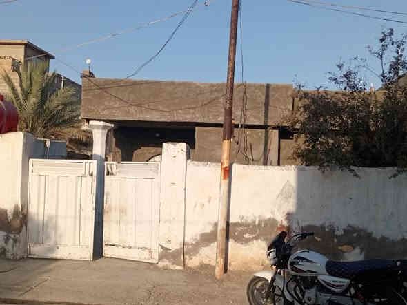 سلام عليكم   اعيد النشر   دار للبيع المساحه 200/متر العنوان بعقوبه تقاطع الساده الحي العسكري قريب عن الشارع العام بناء قديم   موجر حالين  رقمي  الاسيا صاحب الدار     اثير   *********** ***********/ السعر ٦٠  وبي مجال للطيبين  بيت قريب علا الشارع العام وموجر وكافه الخدمات ماء مجاري تبليط
