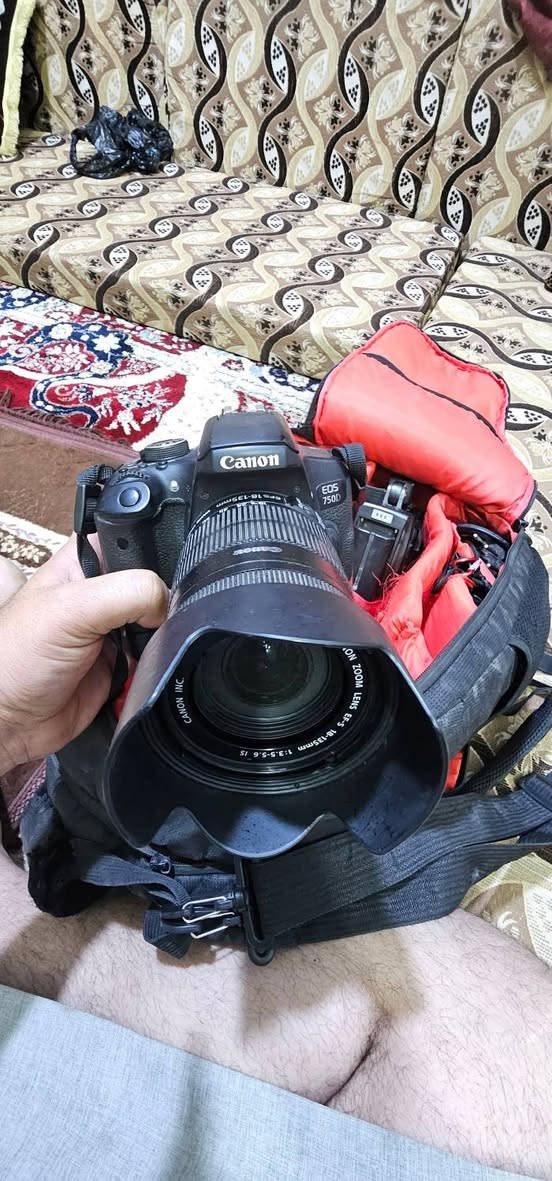 كاميرا كانون D750 الغنية عن التعريف
شاشة لمس قلاب بلوتوث واي فاي 
كرب باتري مع ٣ بطاريات وشاحنة عدد ٢
عدسة 55/18
عدسة/135/18
عدسة 90/300فقط هاي بيها مشكلة بالزوم 
كاميرا نظيفة 
مراوس فقط بنيكون حسب القناعة
*********** بيجي, صلاح الدين
