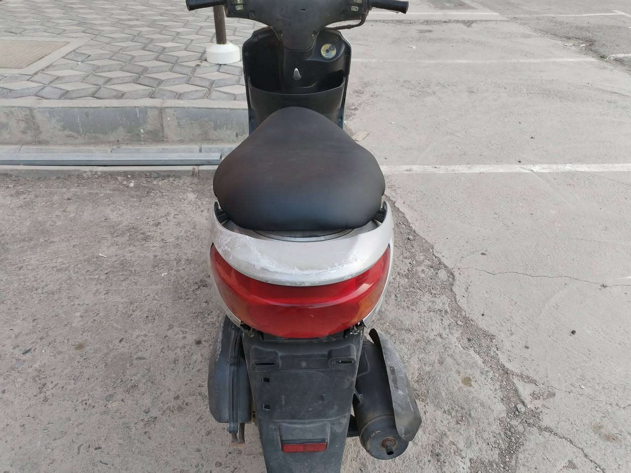 السلام عليكم اخوتي الاعزاء دراجه بريز للبيع نظافتها مبينه بالصوره دراجه مكينه ناعمه ماصر سبوع من بدلت الها ولفات وبستم  باتري جديد وتايرات جدد  مكاني بغداد تقاطع درويش السعر 500الف وبيها مجال بسيط الاتصال، ***********
