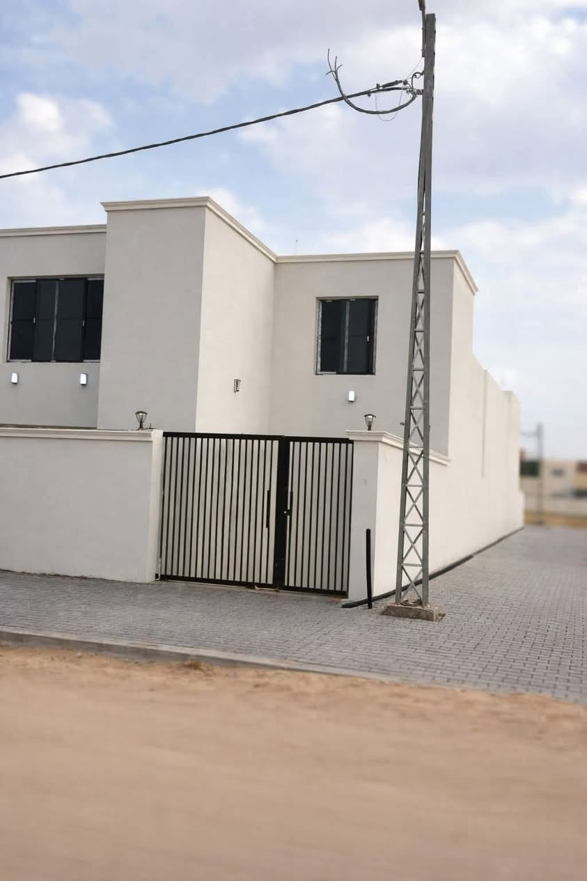 دار في مجمع ابو تراب السكني المربع الذهبي موقع البيت ركن ٢٠٠ متر  طابقين اربع غرف نوم وصالتين واربع حمامات مطبخ حار ومطبخ بارد  من افضل الخرائط في المجمعات السكنية مستغلين المساحة بالبناء كراج سيارة وحديقة، مواد البناء كلها درجة اولى طابوك ورفت وغيرها من المواصفات  جاهز للسكن سند حر بأسمي للاستفسار الاتصال بالرقم   ***********
