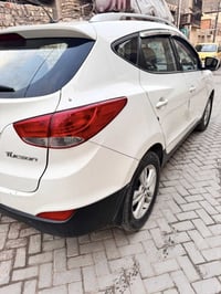 توسان 2010رقم انكليزي جديد   2000 دوش خليجي  السياره بسمي السونار مرفق...