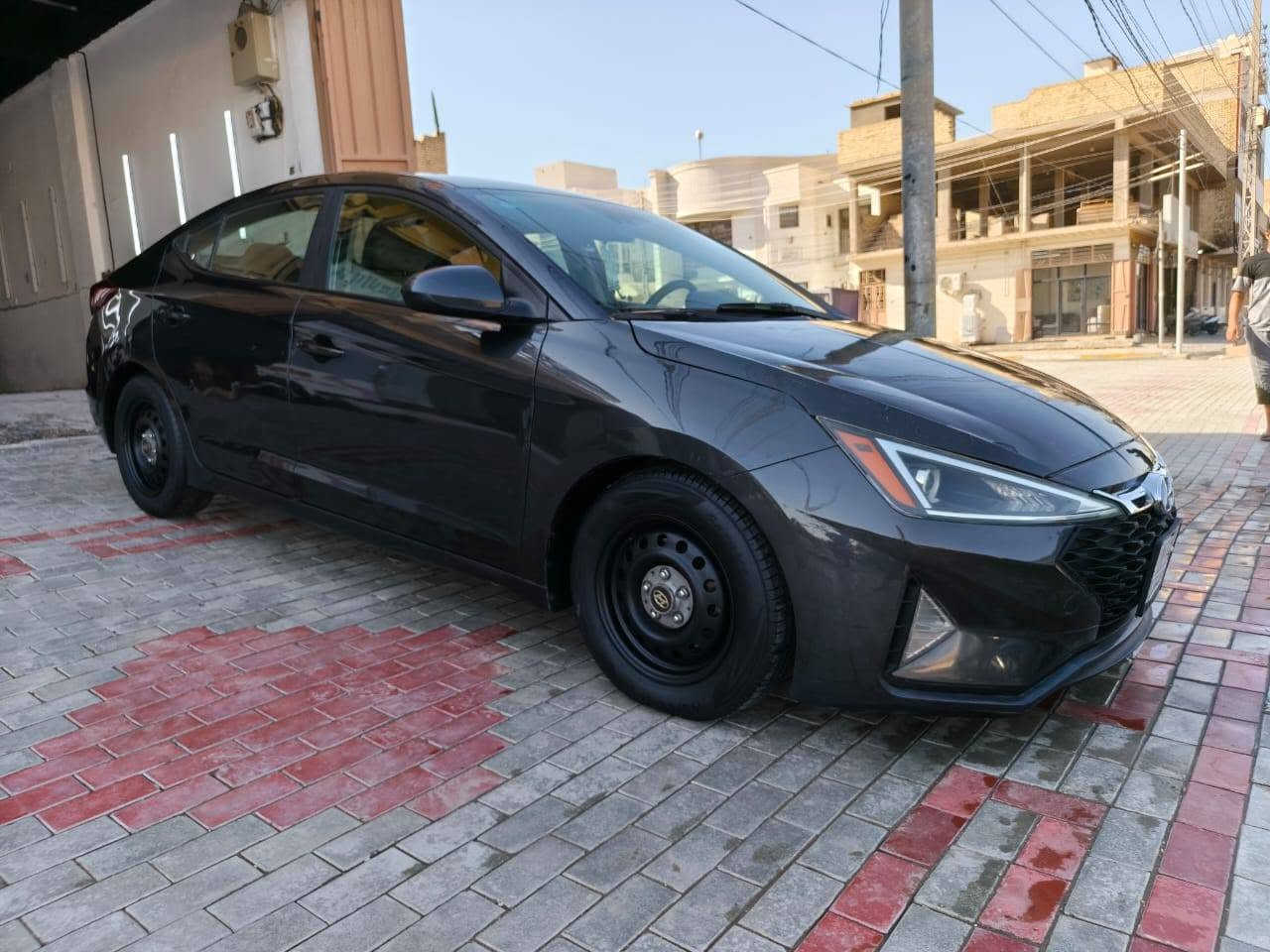 السلام عليكم سياره نوع هونداي النترا موديل 20 وارد امريكي  سياره جاهزه ماكينه كير حداديه تخم تاير تبريد كله مكفول مكاني كربلاء السعر 98رقم الهاتف*********** صور الحادث داخل المنشور
