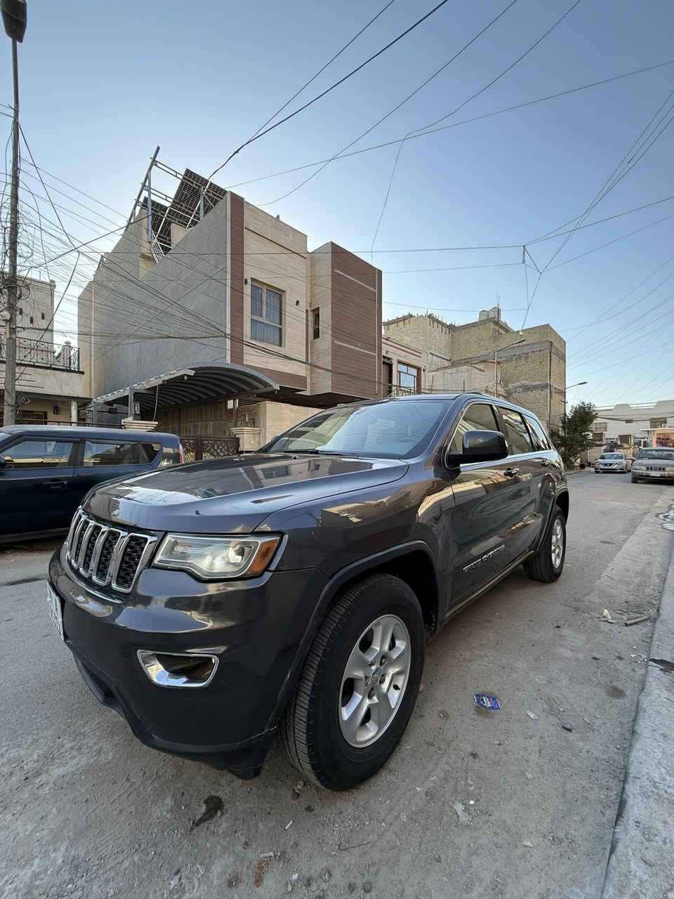 جيب لاريدو 2017 ماشية 46 الف للبيع : 
ماشية 46 الف فقط حقيقي وشرط الفحص 
السعر ١٧٥ وبيها مجال بسيط 
مواصفات عادية 3600 شاشه وكامره وجلد وكشن كهرباء وزنون وحساسات وأنماط قيادة 
رقمها واسط الدولي تحويل بكل مكان 
سنوية باسمي وسنوية وهزه جديدة
محرك وكير مكفولات بلاد 
بيها قطعتين صبغ ( جاملغ وبنيد ) فقط 
شاصي - لغد - راس شاص- تكم  مكفولات 
مكاني بغداد المنصور 
***********
وسونار موجود وهذا البارد مال تحميل بالنقل
