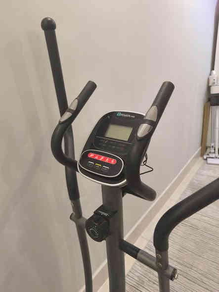 جهاز اوربت مستعمل قليل جدا  للبيع 
يحتوي على شاشه تحتوي عدة خيارات ( معدل نبضات القلب ، الوقت ، السرعه ، وغيرها ) 
يستهدف عضلات الجسم كامله 
السعر الاصلي 250 الف 
سعر البيع 175 الف فقط
اتصال واتساب ***********
اتصال عادي *********** البصرة
