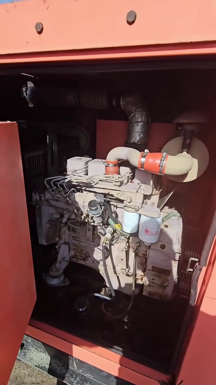 كمنز 40kva كاتم 
محرك كمنز 102 
4 سلندر 
سعره قفل 34 ورقة مابيه مجال 
120امبير 
ضمان 10 ايام صيانة واستبدال 
شاشة نظام حماية واتو تشغيل 
كراج الاصدقاء للمولدات الكهربائية 
*********** للتواصل
السعر بلاش البلاش 
وشرط محرك ممفتوح امريكي 
وتوليد غير ملفوف
