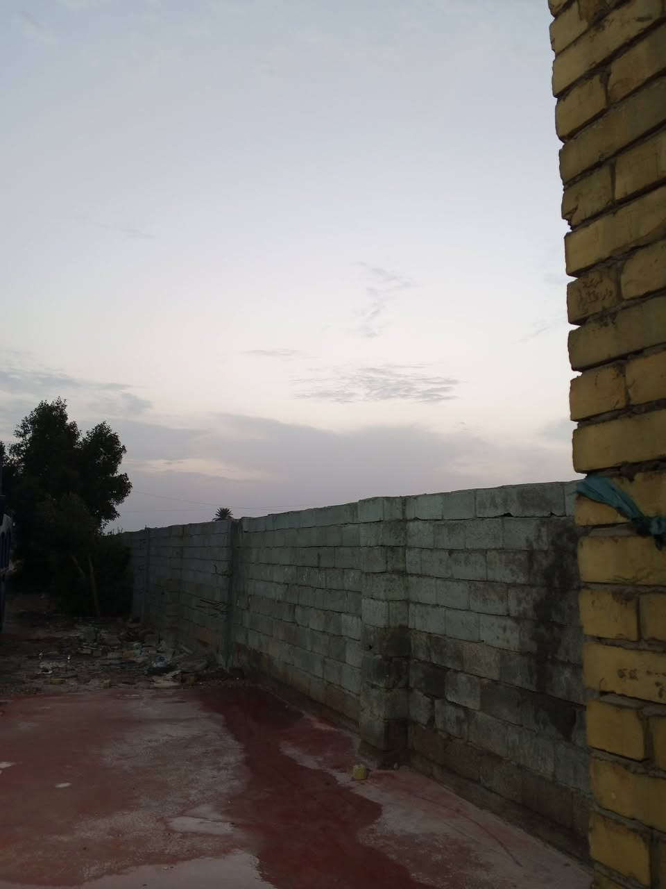 السلام عليكم
دونم للبيع مساحة 2500 م واجهة 34 نزال 80 
عبور الجسر الفرنسي عل شارع العام مدفون ويا الشارع العام 
متكون من ثالث دور 
الأول مساحة 200 واجهة 13 كاملل مقفل 
والثاني 140 م هيكل مقفل شبابيك 
الثالث 140 م هيكل مقفل شبابيك 
ومضيف مساحة 13 م عرض 5 م وخدماته معزوالة 
وحديقة مساحة 1000 م مشجرة نخل وكابرس 
ومساحة كدام البيوت 600 مساحة مصبوبة 
وا ممر داير ميدور البناء 
بناء حديث كلة طابوك وصب كونكريت 
وا جاري العمل على السايد الثاني ول ماء الئبي 
قيد الانشاء موقع تجاري
الاستفسار الاتصال : ***********
