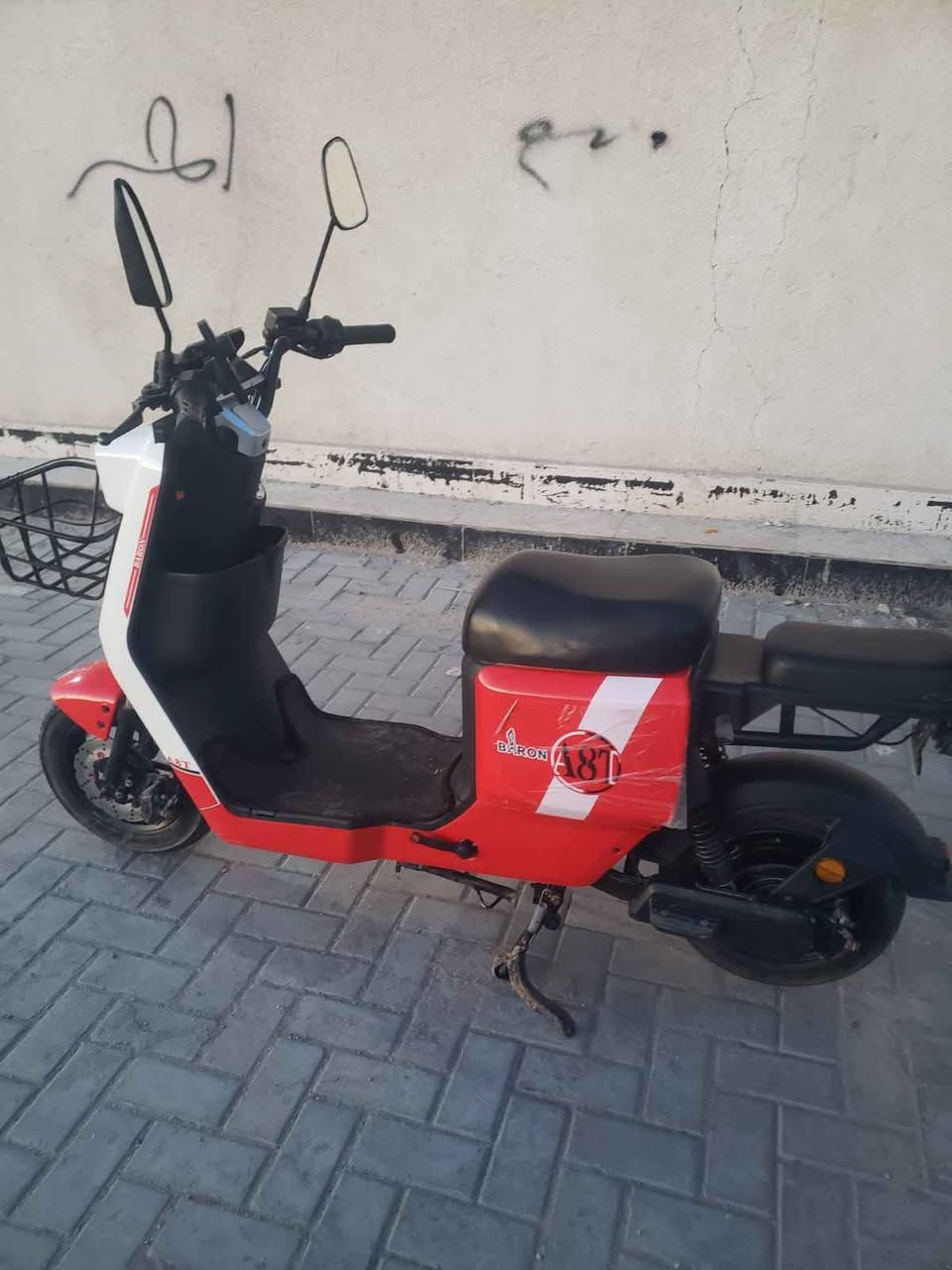 دراجه شحن للبيع 
 بطاريات 5 اكبار 33 امبير 
سرعتها 99 تقره بلعداد 
 شغاله وجاهزه من كلشي اشاير يمنه يسره دبل اشاره لايت علي ناصي دراجه
الدراجه مامتعوبه اروح بيها بس للمدرسه وارجع مطلعها من الوكيل ب600الف والوصل موجود  رايده 475 وبيها مجال قليل حك الجيه
العنوان البصره التنومه شارع الاطفاء 
الشراي يتصل *********** البصرة, العراق

