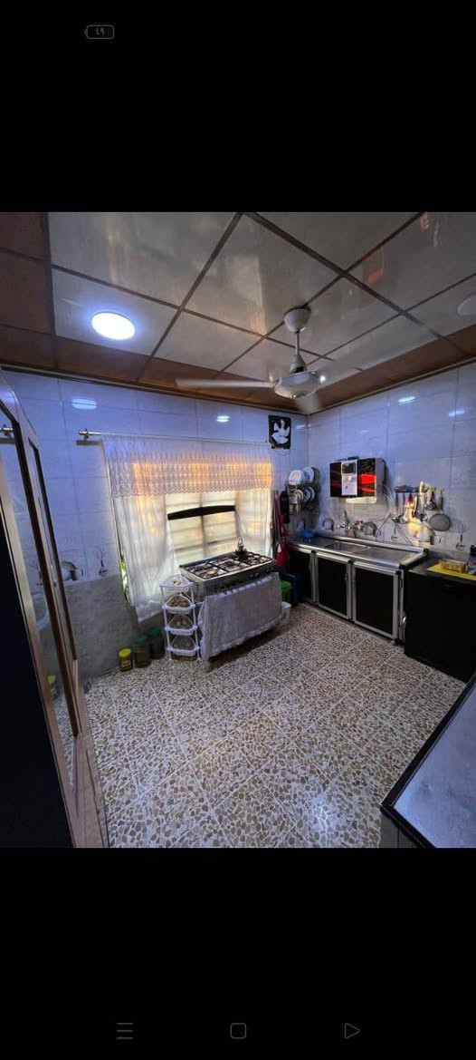 ⸻

🏡 للبيع بيت سكني طابقين – الموصل / حي الزهراء 🏡

📍 الموقع: الموصل – الجانب الأيسر – حي الزهراء، المدخل الثاني، المربع الذي قبل جامع حبيبنا المصطفى على اليسار
📐 المساحة: 200 متر
🚪 الواجهة: شمال غربي (جهة الغروب تقريبًا)
🛣️ الشارع: تبليط جديد قبل يومين،
 والمنطقة قيد تطوير حاليًا
، تم إزالة بيوت التجاوز في رأس الفرع
 لبناء مدارس

🏠 مواصفات العقار:
 • طابقين
 .  ٦ غرف نوم ثنين منهم كلش كبار
 •  غرفة استقبال كبيره
 • مطبخ
 • 2 حمام
 • كراج داخلي
 • سطح
 • بيتونة بحجم غرفة نوم+طابق ثاني بناء حديث +كاشي حديث+تم تحديث على الطابق الاول
📄 الطابو: سند رسمي صرف
💡💧 الخدمات: ماء، كهرباء، مجاري متوفرة بالكامل
💰 السعر: 675,000 دينار للمتر (إجمالي السعر: 135 مليون دينار عراقي) – قابل للتفاوض للجادين

📞 للاستفسار والتواصل:
 *********** /  ***********
