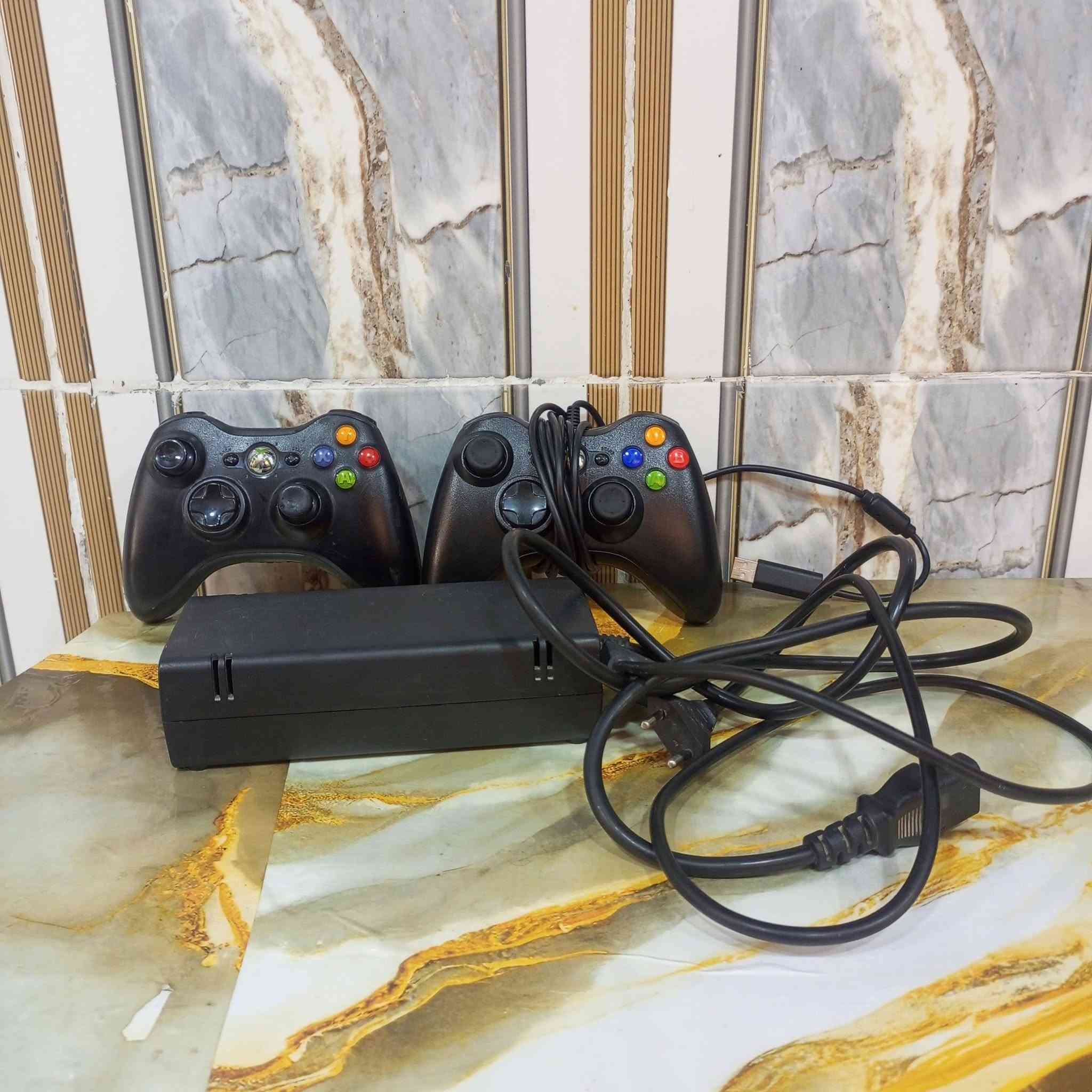 Xbox  360 بي (٢٥٠) لعبة  كلشي مابي نضيف للبيع السعر 100 وبي مجال وياة كامل ملحقات العنوان ديالى بعقوبة للتصال على رقم ***********
