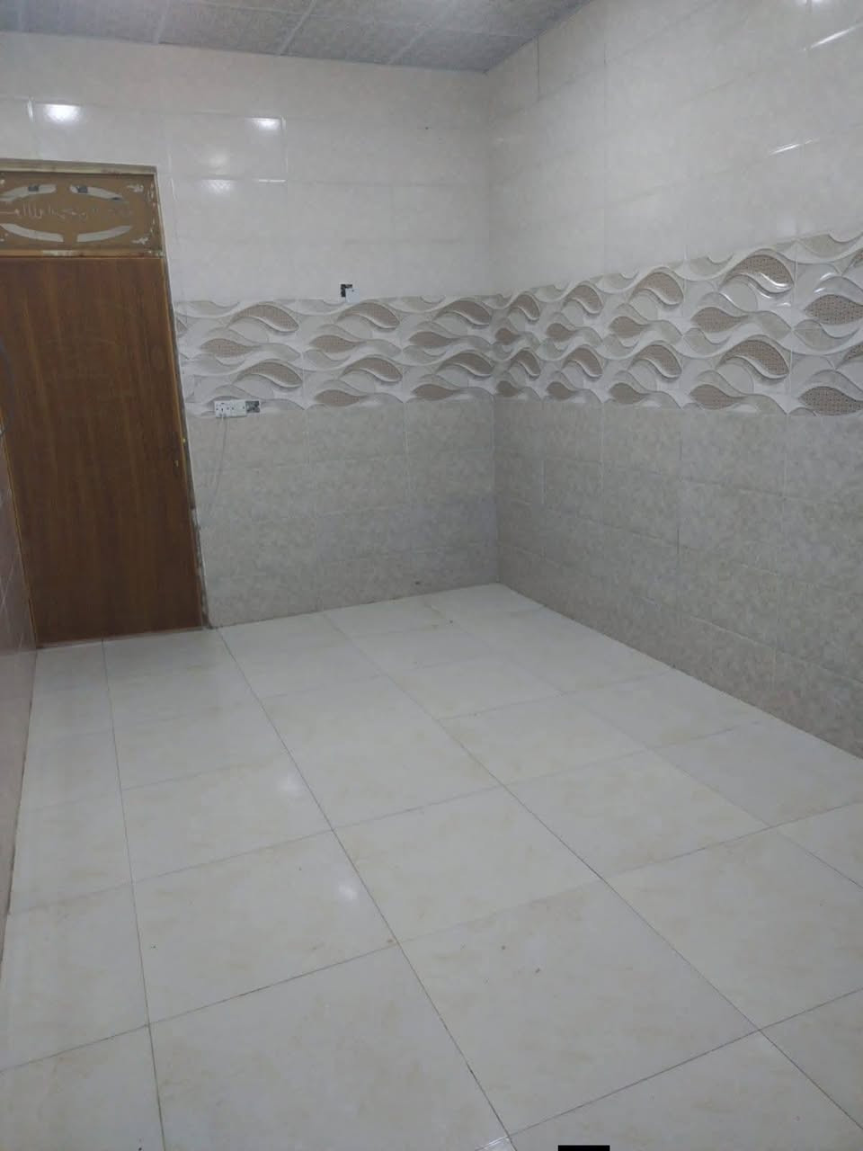 ***********بيت للبيع 100متر بل خط اول شرط
 .. أو تساب
بيت جناي سعره بلاش 40 وبيه مجال بيت على شارع المطار مقابيل ملحق القريه ماء وكهرباء واتبليط الحد باب بيت طابو زرعي سند 25 بناء طابوك جمهوري صب كونكريت سيراميك بورسلين ثقيل الاستفسار خاص او اتصال على الأرقام التالية
