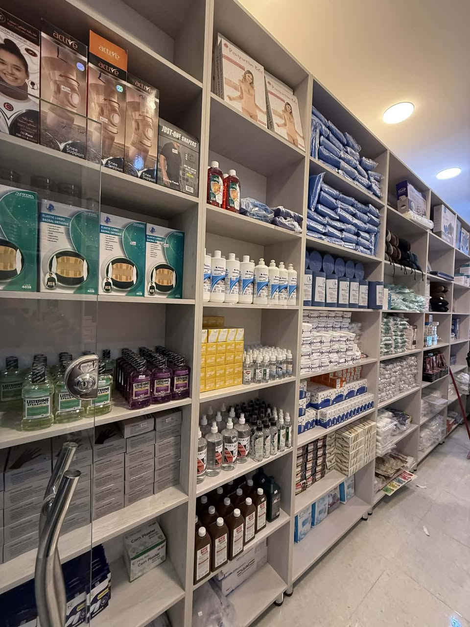 عرض متر طول تلاثه متر ١١٠ الفاترينه الوحده الميز ب٢٥٠ تفصال ثقيل خشب تركي درجه اولى مستخدم اسبوع واحد فقط نصب وفتح‏‪***********‬‏ خاص مامتواجد
