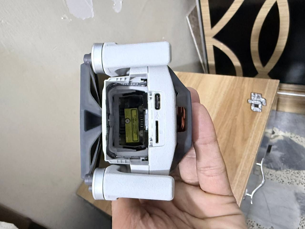 السلام عليكم 
dji.  MINI. 4. PRO 
مني فور برو 
جديد غير مستعمل 
غير منشط بيدك تنشط 
فقط درون مثل مموضح بصوره 
السعر مليون 100 
مكاني بغداد الاعضميه 
متوفر توصيل 
***********
