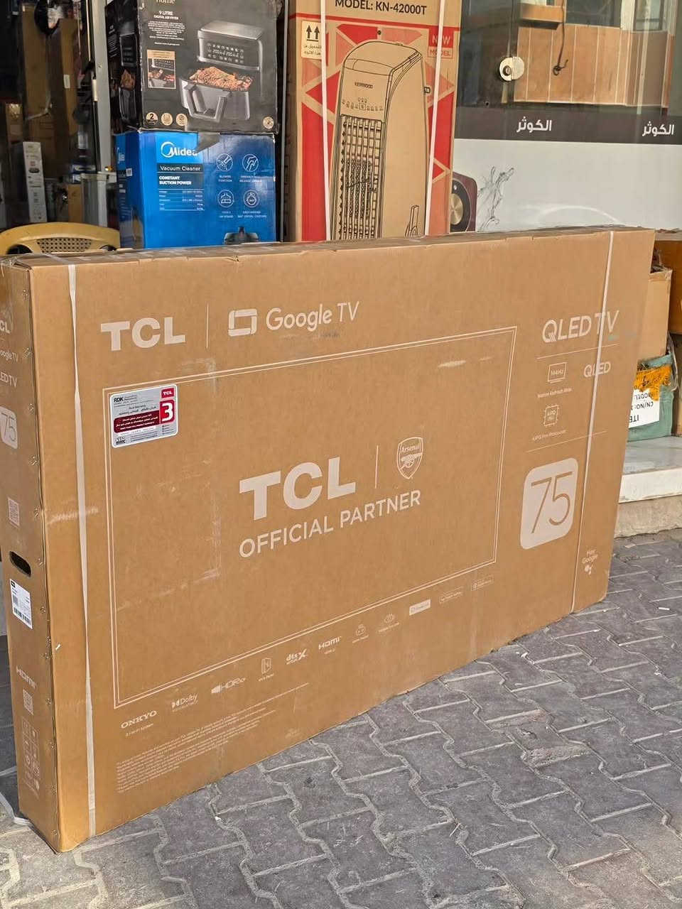 بلازما حجم 75 بوصة الماركة غنية عن التعريف TCL ماخذها بمليون و450 الف وبعدها بالضمان سعرها من الأخير قفل مليون
بلازما حجم 75 بوصة من شركة TCL العالمية المعروفة
 أستخدام قليل جداً البلازما بعدها أخت الجديدة شرط شخط ما بيها يعني حالها حال الجديدة مواصفاها جوه اقرة

المواصفات الأساسية
 نوع الشاشة: بتقنية Quantum Dot (QLED) التي تقدم ألواناً نابضة بالحياة وحقيقية.الدقة: 4K UHD (أي أربعة أضعاف دقة الوضوح العالي).معدل التحديث: 144Hz (مدعومة بخاصية Motion Clarity Pro) لعرض حركة فائقة النعومة.

مميزات الألعاب والصورةGame Master Pro 3.0: تقنية مخصصة للاعبين لتوفير استجابة سريعة جداً.تقنية + HDR: تدعم صيغ HDR المتعددة (Multi HDR) لتقديم تباين استثنائي وتفاصيل دقيقة في المناطق المظلمة والمضيئة.محسن الألعاب 240Hz Game Accelerator: يقلل من التأخير (Input Lag) ويمنح تجربة لعب سلسة.

نظام التشغيل: Google TV (يدعم تطبيقات مثل Netflix، Prime Video، وDisney+).المساعد الذكي: يدعم الأوامر الصوتية بدون استخدام اليدين عبر Hands-free Google Assistant.الصوت: نظام صوتي مدمج من شركة ONKYO الشهيرة، مع دعم تقنية Dolby Atmos.

تواصل واتساب ***********
بلازما حجم 75 بوصة الماركة غنية عن التعريف TCL ماخذها بمليون و450 الف وبعدها بالضمان سعرها من الأخير قفل مليون
