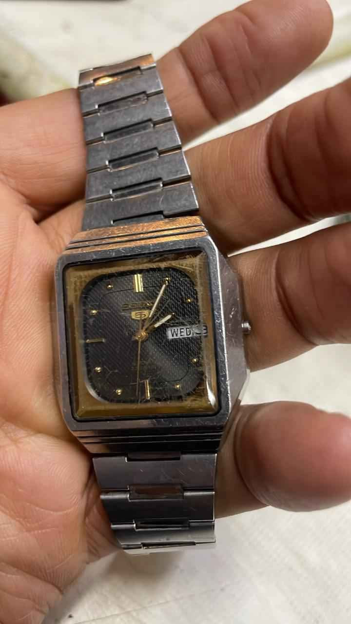 ٢٣ جوهرة 
مينا مربعة 
علامات ساعه علي شكل نقط معدنية 
هيكل وابزيم من الفولاذ 
سوار من الاستانليس ستيل باللون الفضي القاهرة الجديدة, القاهرة


**إذا كنت صاحب هذا الإعلان وتريد حذفه لأي سبب، رجاءا أرسل رسالة إلى الدعم الفني**