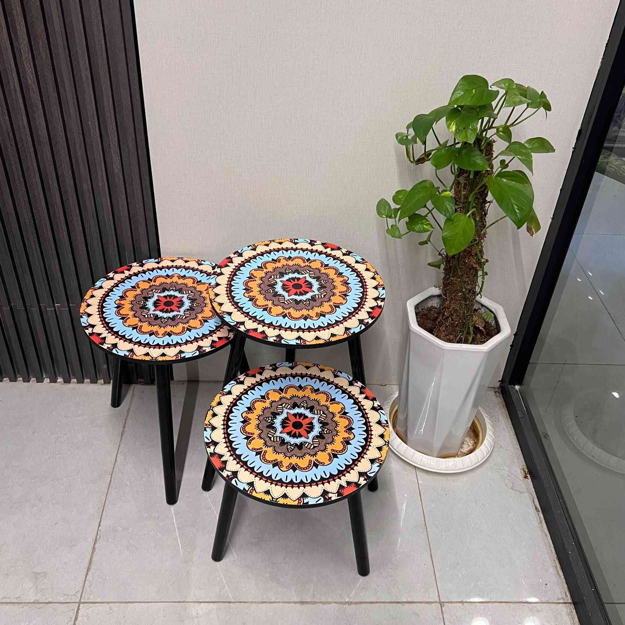 طقم طاولات استكان (3 قطع) بنقشة ماندالا ملونة

طقم طاولات تقديم عصرية مكون من ثلاث قطع بارتفاعات متدرجة، يجمع بين التصميم العملي واللمسة الفنية التي تضفي حيوية على ديكور منزلك.

• طقم مكون من 3 طاولات دائرية متداخلة لتوفير المساحة عند عدم الاستخدام.

• سطح مزين بنقوش "ماندالا" هندسية بألوان متناسقة وجذابة.

• أرجل خشبية صلبة باللون الأسود توفر ثباتاً ممتازاً.

• تصميم خفيف الوزن يسهل نقله وتحريكه داخل غرفة المعيشة.

• سطح ناعم سهل التنظيف.

المواصفات:
• الشكل: دائري.
• النقشة: زينة ماندالا شرقية حديثة.
• العدد: 3 قطع (كبيرة، متوسطة، صغيرة).
• نوع الأرجل: أرجل ثلاثية لكل طاولة لضمان التوازن.

محتويات العلبة
• 1 × طاولة حجم كبير، الابعاد: 40*57 سم.
• 1 × طاولة حجم متوسط، الابعاد: 40*47 سم.
• 1 × طاولة حجم صغير، الابعاد: 40*37 سم

السعر 30  الف
يتوفر خدمة توصيل لجميع محافضات العراق بغداد 3 محافضات  5 الاف فقط🚚🚚 بغداد, العراق


**إذا كنت صاحب هذا الإعلان وتريد حذفه لأي سبب، رجاءا أرسل رسالة إلى الدعم الفني**