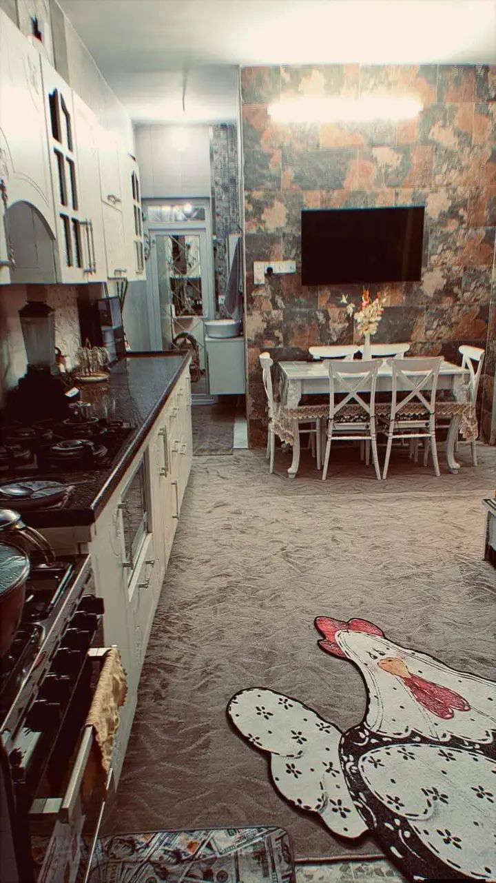 بسم الله الرحمن الرحيم 
بيت ٩٠ م واقع حال ١٠٠ م مربع طابقين 
 سند ٢٥ طابو زراعي ملك صرف 
  يحتوي على
الطابق الأرضي 
 غرفة نوم  واستقبال ومطبخ كبير وحمام وتواليت  ومنور 
الطابق الاول
غرفتين نوم وصاله وصحيات ومنور 
الطبق الثاني 
بيتونه وسطح .
خدمات كامله( كهرباء ،ماء ، تبليط ، ومجاري .
الموقع الشعب السريدات مدخل منصور الركابي بداية المربع الأول. 
وجه المنطقه على الشارع التجاري . يعني يصلح للسكن او للاستثمار .
السعر ١٢٠ مليون .
 للاستفسار الاتصال  ***********
او واتساب
