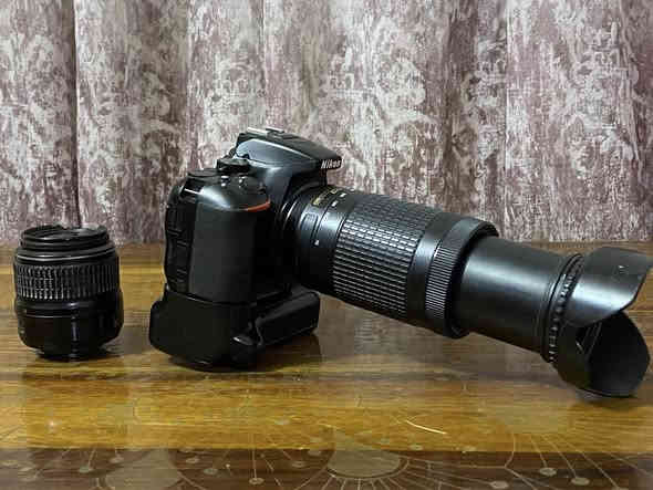 كامرة نيكون D5500
وياها عدسات ثنين 
70/300
55/18
الملحقات بطاريا حزام جنطه كرب هود  
***********
بغداد الحسينيه
