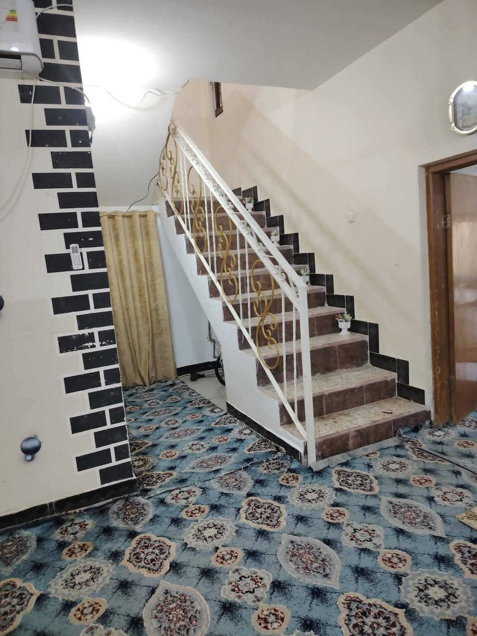 دار للبيع طابق ونص المساحه 300متر بقرب اسواق النور شارع قطعه500  عرض الشارع 15 للاستفسار علئ الرقم *********** /***********
