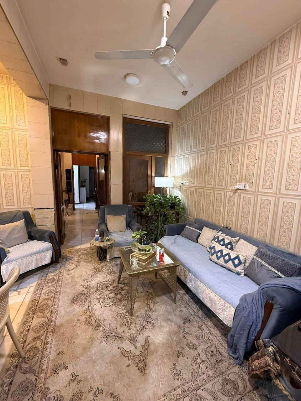 دار للبيع ملك صرف
بستان الحلو
المساحه ١٥٠متر الواجهه ١٠متر
طابقين 
يحتوي على ٣ غرف نوم وصاله وكلدور ومطبخ ومجمع صحيات
للاستفسار *********** سيد علي
مكتب الوسيط
