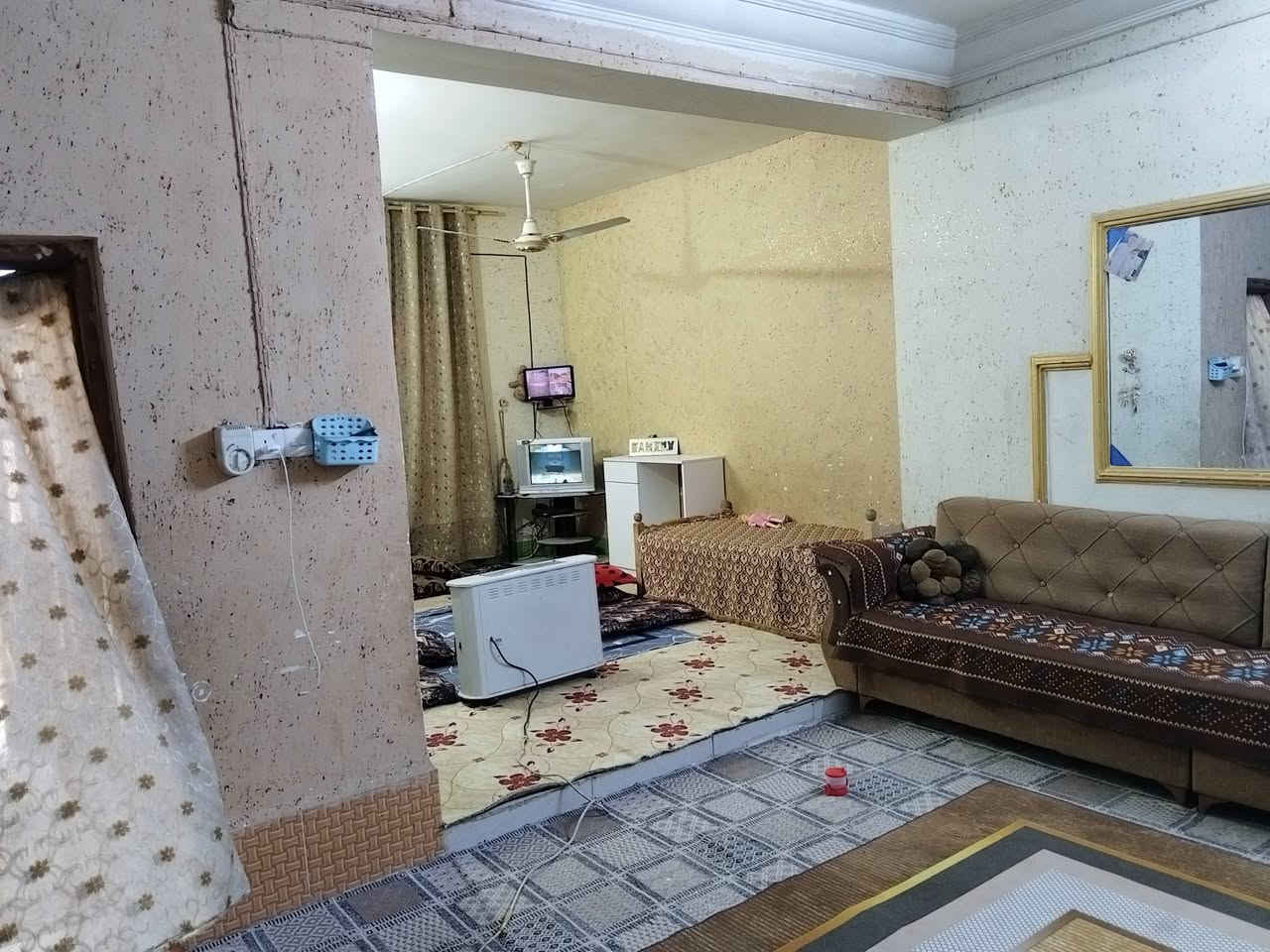 من رخصة الادمن بيت ومشتمل معروض للبيع يتكون من غرفه ومطبخ وصاله وهول وديوانيه وصحيات داخليه وخارجيه  اما المشتمل غرف ومطبخ وصاله وديوانيه وصحيات داخليه وخارجيه موقع البيت بل الخمسه كيلو شارع 30  بتجاه باب مجمع عمر الراوي البيت تجاوز وماشيه بي معامله بل البلديه السعر 140 وبي مجال قليل ***********
