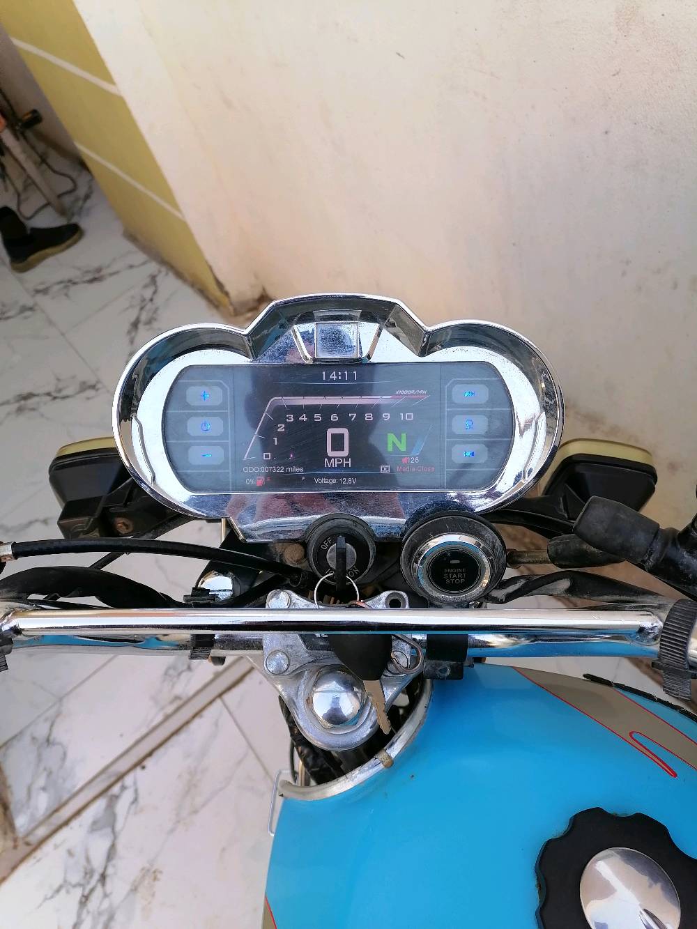 دراجة نارية موديل سيف, سعة المحرك 200cc. الدراجة تحمل اللون الأزرق مع بعض التفاصيل باللون الأحمر. مزودة بقرص فرامل أمامي وعداد رقمي لقياس السرعة. الإطارات بحالة جيدة وداخلية الدراجة نظيفة ومجهزة بشكلٍ كامل. مناسبة للتنقلات اليومية.