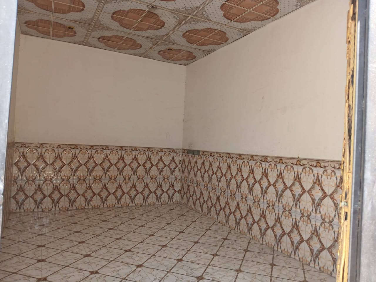 سلام عليكم بيت ليجار حي قام قرفه محمام صاله مطبخ ستقبال حمام خرجي كراج.    ٤٥٠     ***********
