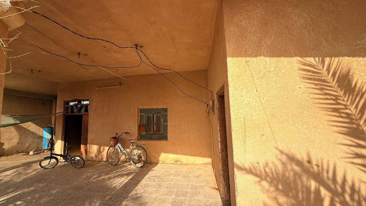 للبيع منزل سكني
المساحة: 1000 متر مربع

يحتوي على:

 • 3 غرف نوم

 • مطبخ

 • صالتين

 • ديوانية مستقلة

 • كراج سيارة

المنزل واسع ومناسب للسكن العائلي، موقع هادئ وخدمات متوفرة.

للاستفسار الاتصال على الخاص أو على الرقم:منزل سكني للبيع على طريق الساجت مقابيل أبو أحمد العتابي وبيت سيد سلطان المساحة أكثر من الف متر يتكون من ثلاث غرف وصالتين وديوانية ومطبخ وطارمة وحديقة داخل البيت بيها 8 نخلات . وصحيات داخليه وخارجية مع مساحة بستان تقريب الف متر وبيها اكثر من 15 نخلة .. وساحة امامية للبيت للتواصل ***********
