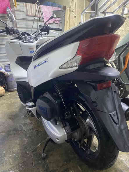 بي سي اكس (PCX) 
2018 ياباني جيل الثاني 
دراجة نظيفة بس كفرات بيه شخوط محرك مكفول 
بانزين محسن ودهن ليكي مولي وكالة
مابيه اوراق دراجة جيب فيتر وافحص نهايتها 16 ورقة قفل 
مكاني الكرادة 52
***********
