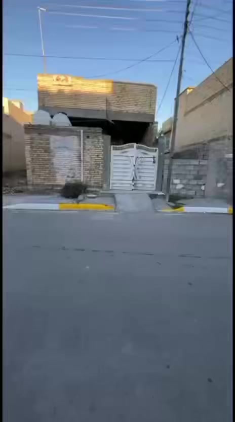 سلام عليكم دار 150 متر 6X25 بنا حديث طابق ونص نقص البيت فقط واجهيه +ارضيه الغرفه الفوك الباقي فول 4 مراحل المطبخ معزول من الصاله درج دوار منطقه التلاثينات  قريب ع تجاري مال المستشفى التركي السطح شتايكر سبالت دفن فول السعر107 بيه مجال قليل الاستفسار اتصل ‭0787 455 7106‬
