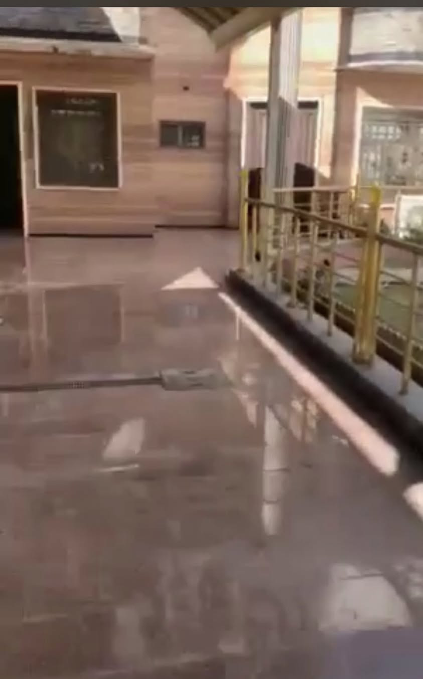 للايجار في السيديه
دار ٤٠٠م سكني او تجاري
الموقع شارع ٤٠ شارع المدارس
الدار فول مواصفات
الدار يحتوي على :
حديقه خارجيه وحديقه كبيره داخليه كراج يسع ٣ سيارات
الطابق الارضي مدخلين صاله وحمامها مطبخ حار بارد كبير هول داخلي كبير غرفتي نوم سويت اضافه الى حمام كبير ومنورين
الطابق الثاني اربع غرف نوم سويت وحمام كبير وهول
الدار مرمر درجه اولى سبالت دفن منظومة كامرات
يصلح معهد او روضه مقر شركه مركز تجميل 
او دار للسكن
للاستفسار ‼️
✉️ مراسلة الصفحة ✉️ 
أو ⚠️
نتشرف بزيارتكم لمكتبنا الكائن في 
السيدية-مقابل جامع الهدى 🕌
أو ⚠️ 
الاتصال على الارقام التالية : 
☎️***********
☎️***********
واتساب✅
فايبر ✅
