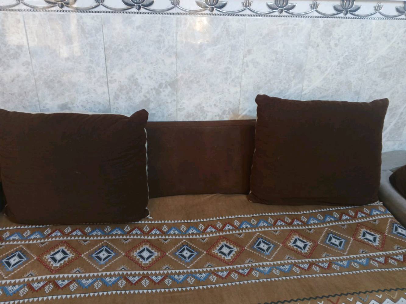 تخم عشر مقاعد لون جوزي ضرر بالمقعد ابو نفرين كسر باليده السعر 150وبي مجال الاتصال فقط واتساب عنوان بغداد الزعفرانية تجي تستلمه من البيت