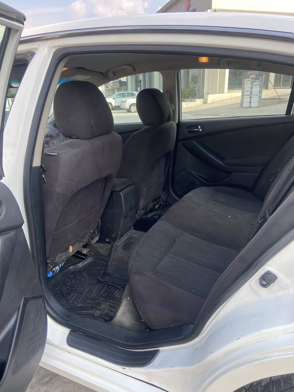 السلام عليكم نيسان التيما موديل 2012 السياره بيها شبر داير خلفي وربع باب خلف السائق وصبغ جاملغ امامي بدون اي دواخل تقريباً قطعه ونص السياره نضيفه وما متعوبه كير مكينه كفاله عامه المكينه لاتنقيص ولا تبخير داخلها كشنات غرفتها حيل جديده والسياره كلها نظيفه وحلوه ماعايزها اي شي بس سنويه وارقام ترايك وين ماتريد مراوس بالتيما فقط تكون مقارب لسعرها سعر السياره 96 ورقه وبيها مجال بسيط الي بيها قطعتين جاي تنباع باغلى وشايف خيرها الي ياخذها *********** واتساب فقط الرقم مغلق
