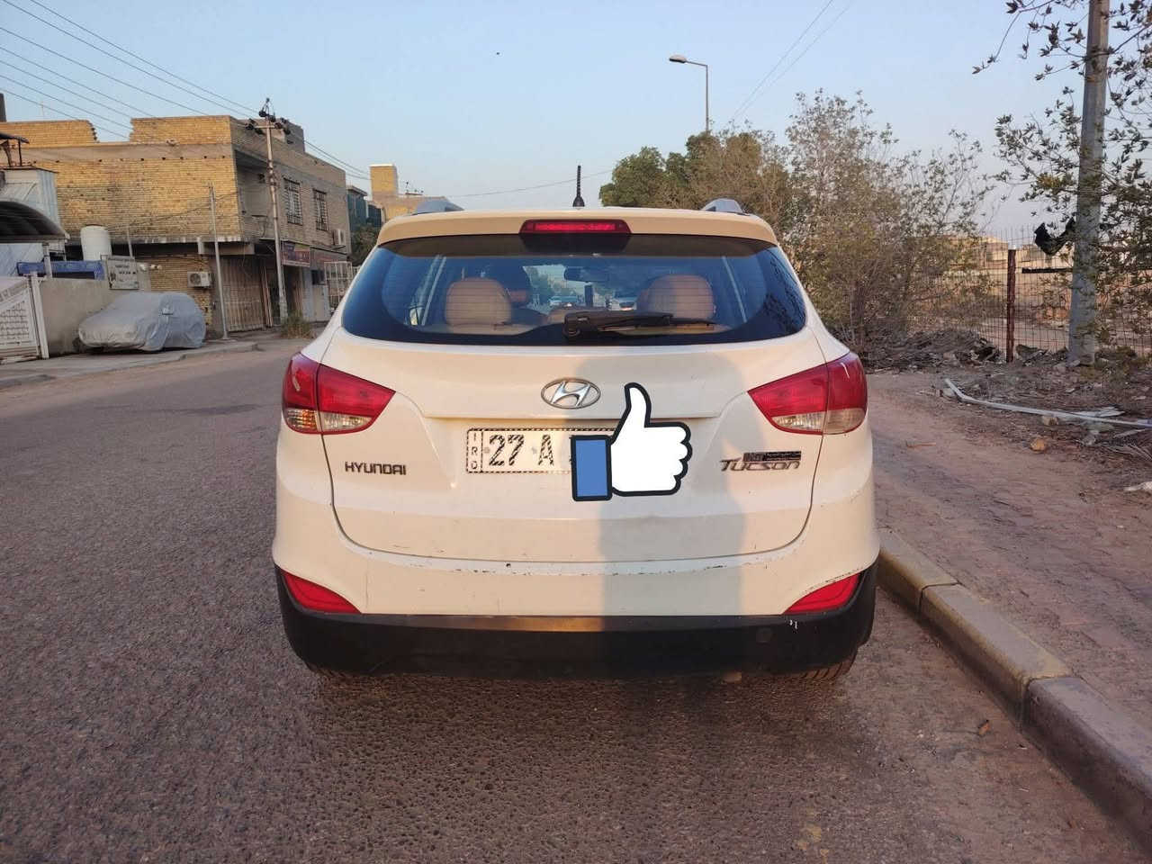 السلام عليكم 
توسان 2013 لون ابيض خليحي
مواصفات /
1. حجم المحرك 2400 دوش المرغوب
2. الضرر ضربه جانبيه بدون دواخل
3. تبديل باب الامامي الايمن
4. المسافه المقطوعه 210000 كيلو متر 
السيارة على أيدي أكثر من 5 سنوات 
دهن وكالة 
تخم تايرات 80٪
حدادية 80٪
كير + المحرك + تبريد ثلج ضمان 100٪
بالنسبه لضربه الجانبيه أتعهد بسلامة الدواخل 100٪
السونار مرفق مع المنشور
السعر 115 وبيها مجال 
بالنسبة لي مكلف بالنشر 
الأتصال على صاحب السيارة على الارقام التاليه 
***********
***********
عنوان السيارة / ميسان _ العمارة
