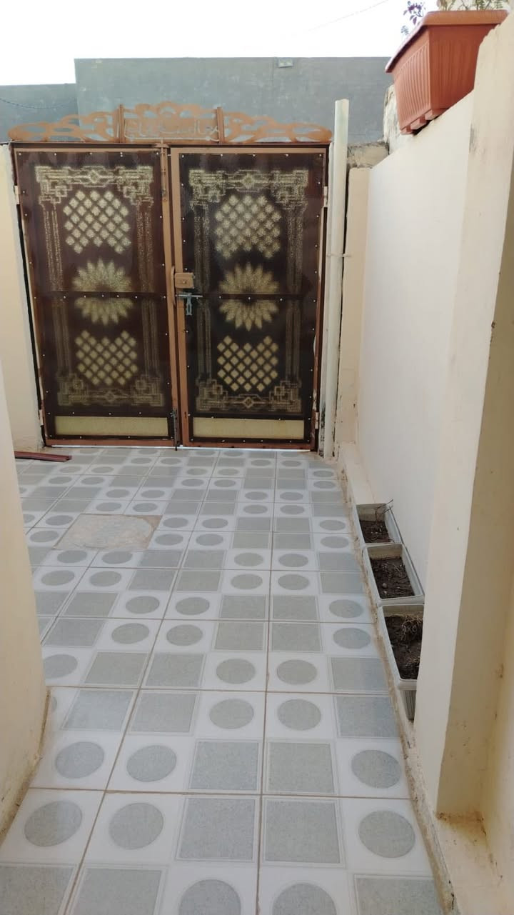 الدار البيع مساحه ١٠٠ متر السعر ٣٣ بي مجال مقابل قريه الغدير شارع مطحنه بناء درجه اوله ***********

