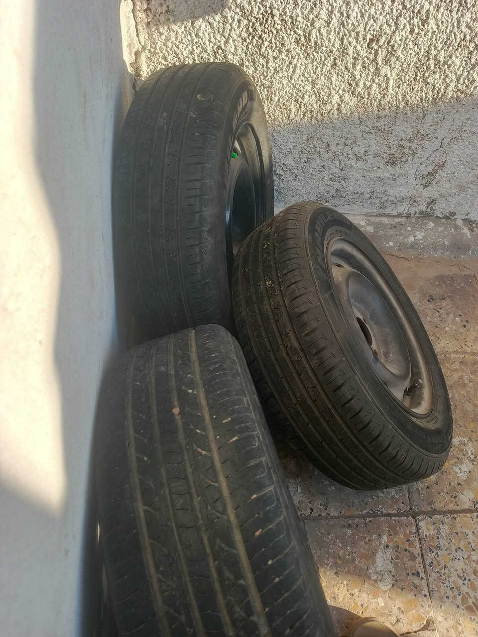 تخم تاير 14 للبيع نضيفات هنه والوياله لئن شديت 15 العنوان بغداد شارع السجه قرب معارض الحبيبيه السعر 150 قفل ***********
