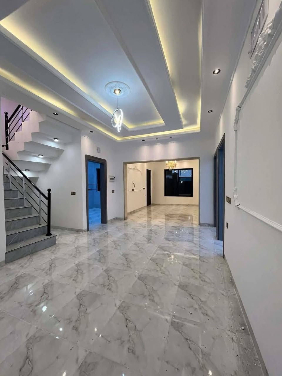 🏡 دار للبيع في حي السماح – الأساتذة
🔹 المساحة: 160 متر  
🔹 الواجهة: 11 متر  
🔹 البناء: حديث – سند طابو زهور (شرط تحويل)  
🔹 مكوّن من طابقين  
الطابق الأرضي:  كراج + هول + استقبال + مطبخ + غرفتين نوم (سويت) + صحيات  
الطابق الثاني:  4 غرف نوم (منها غرفة سويت) + هول + صحيات + بيتونة + سطح كاشي  
📍#مكتب_قصر_الامراء_العقاري 
 للاستفسار الاتصال على الارقام التالية 
*********** / *********** متوفر واتساب ايضا
