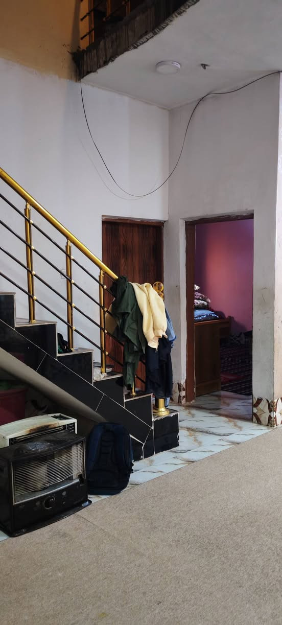 سلام عليكم ورحمة الله يوجد بيت ( تجاوز ) للبيع قرب مدرسة الشيب وجه على شارع رئيسي مساحة ( ٣٠٠) متر يتكون البيت من ( استقبال + مطبخ + صاله + غرفتين نوم) والسعر  خاص او الاتصال على الرقم الموجود ( ***********)
وتساب اسيا (***********) مكتب دلالية حسين التميمي بلدروز حي الحشد مقابل التوزيع الجديد نستقبل كافه العروض الأراضي والدور السكنية
