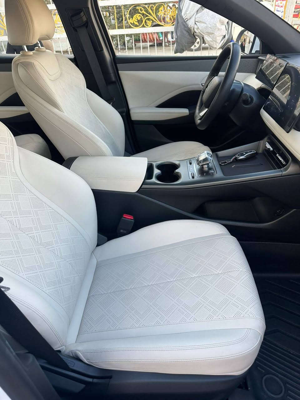 السلام عليكم للبيع BYD  كن بلاص داخل لون ابيض موديل 2025 سياره اخت الزيرو ماشيه 2000 كم سياره امرقمه وكامله غراضها بعدها مامستخدمات السعر 18200 الرقم *********** العنوان بغداد الشراي يتصل
