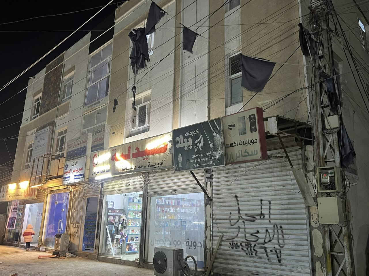 بنايه للبيع مساحه ١٥٠ م ركن واجه ٢٠ ونزال ٧ ونص. تحتوي على محلات عدد ٦ وشقق عدد ٤ ثلاث طوابق مجمع كامل موقع شارع ٢٠ التجاري حي الربيع الوارد الشهري ٢٦٠٠ الف
السعر ٤٥٠ مليون 
***********
او مراجعت مكتب الرحمن
