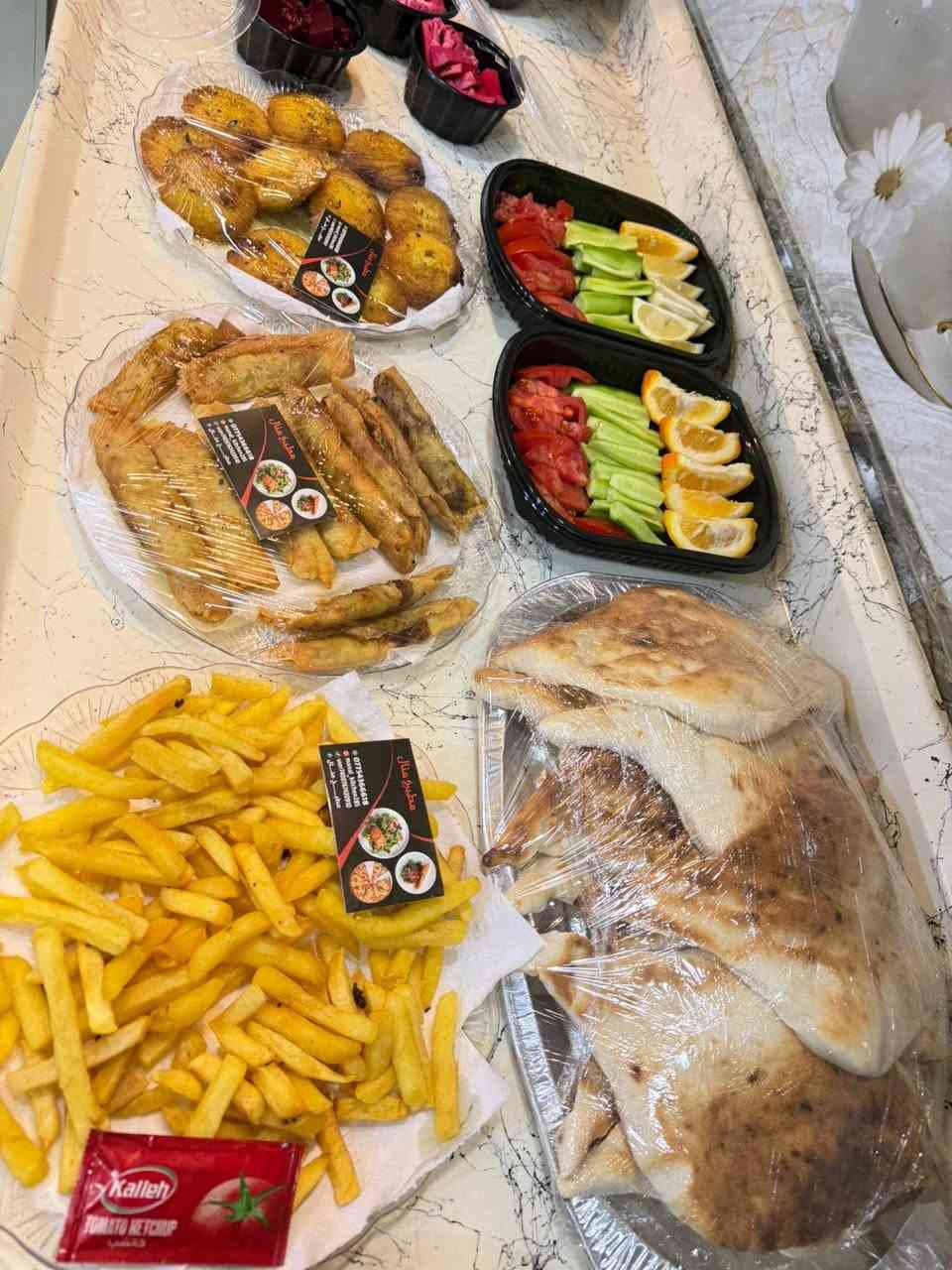 مطبخ منال.❤❤❤❤❤صنع بكل حب ♥ تجهيز ريوك خاص لكادر مدرسه خديجه💕 
بمستوى يليق بمكانتهن وتعبهن
تنفيذ دقيق وتقديم أنيق❤
للطلب والاستفسار يُرجى التواصل معنا/
***********
